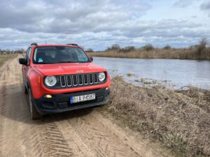 jeep renegade test - widok auta z przodu, jak stoi nad rzeką