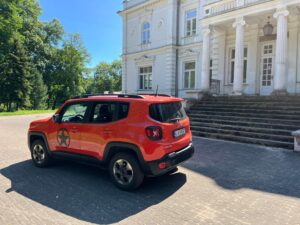jeep renegade test - auto parkuje pod pałacykiem