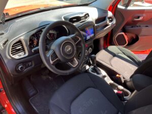 jeep renegade test - obraz wnętrza auta. kokpit i kierownica
