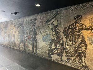 Co zobaczyć w neapolu? stacja metra toledo i zdobiące ją dzieła sztuki