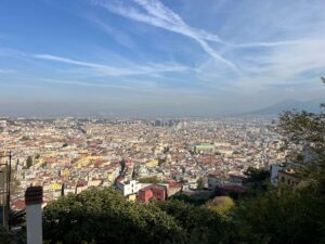 Co zobaczyć w Neapolu? Widok z najwyższego punktu na miasto w słoneczny dzień