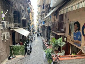 Co zobaczyć w Neapolu? Uliczki w dzielnicy hiszpańskiej