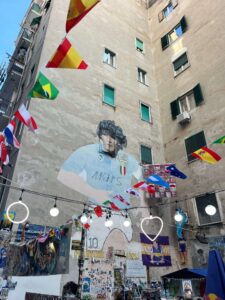 Co zobaczyć w Neapolu? Mural Maradony to punkt obowiązkowy