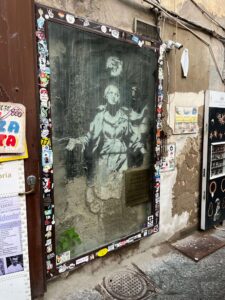 Co zobaczyć w Neapolu? Zobacz graffiti Banksyego. To Madonna z pistoletem