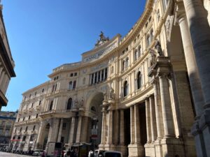 Co zobaczyć w Neapolu? Elewacja Galleri Umberto I
