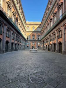 Co zobaczyć w Neapolu? Dziedziniec Pałacu Królewskiego na zdjęciu