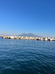 Co zobaczyć w Neapolu? To widok na Wezuwiusz z nabrzeża