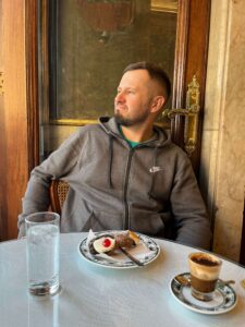 Gran&nbsp;Caffè&nbsp;Gambrinus - Karol siedzący wewnątrz kawiarni 