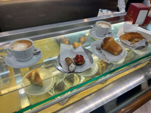 Co zobaczyć w Neapolu? Na zdjęciu przysmaki kuchni włoskiej na ladzie w Augustusie