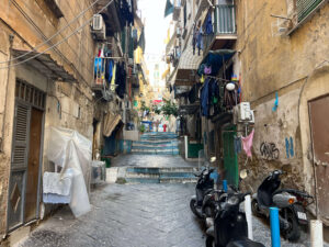 Co zobaczyć w Neapolu? Na zdjęciu zakamarki i ciasne uliczki dzielnicy hiszpańskiej