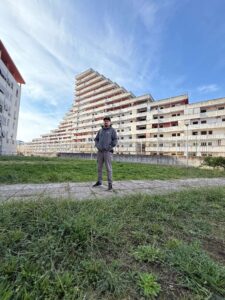 Co zobaczyć w Neapolu? Ja na tle jednego z ostatnich Żagli na osiedlu Scampia 