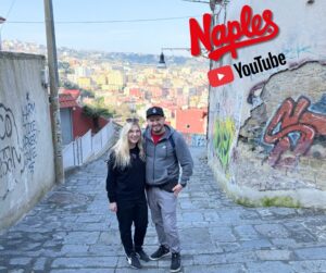 Co zobaczyć w Neapolu? Agnieszka i Karol stoją na schodach, w tle panorama Neapolu